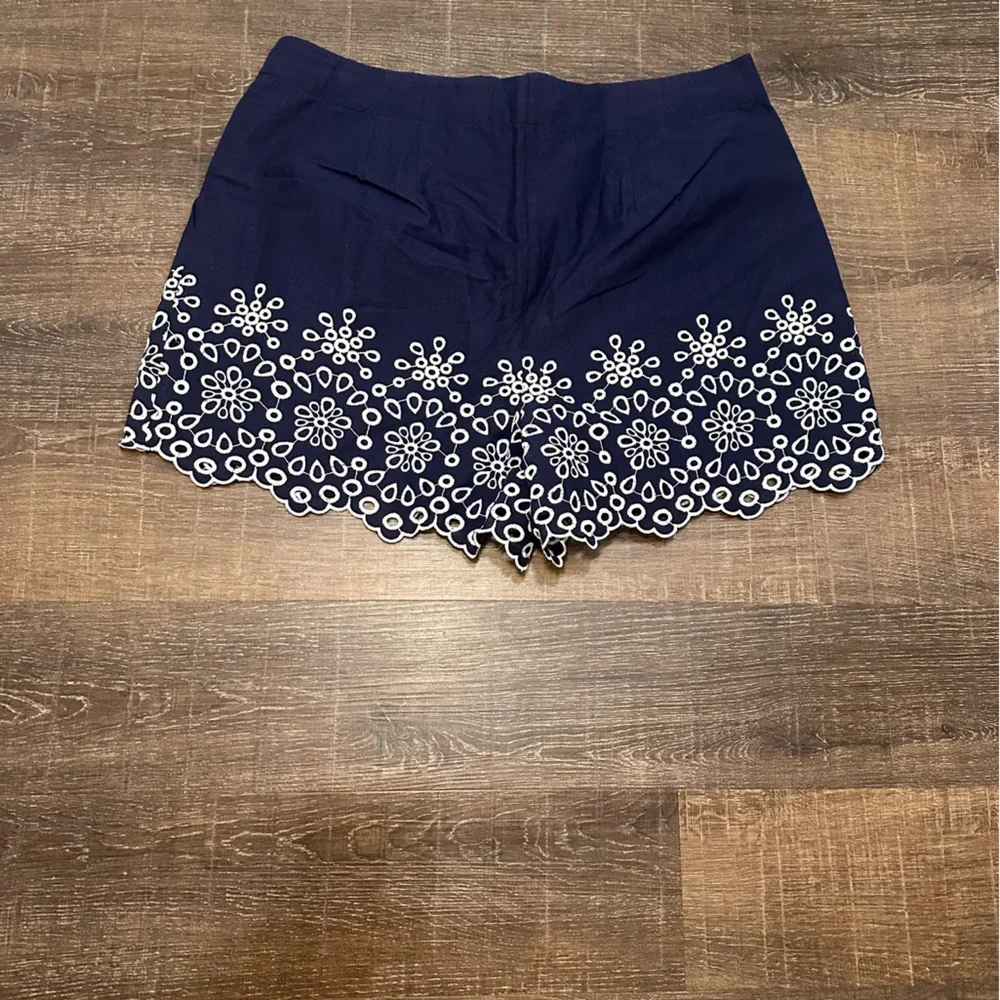 Loft Women's Floral Eyelet Pleated High Waist Navy Shorts Size 14 - Picture 4 of 6